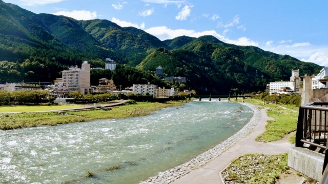 下呂温泉郷と川_4035797_s_